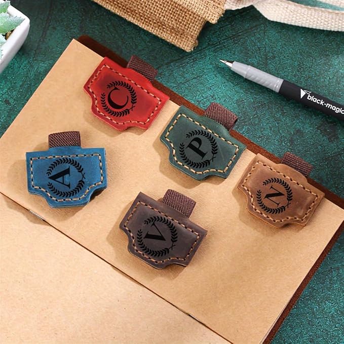 Custom Bookmark with Pen Holder with 26 Letters Personalized Magnetic Leather Book Mark, Customized Name Book Marker Clip with Initial for Men Women, Gifts for Book Lovers, Readers, (Green, A)