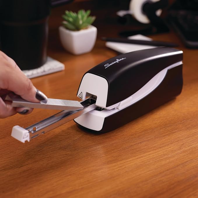 Swingline Electric Stapler, 20 Sheet Capacity, Full Strip, Plug In or Battery - Image 4