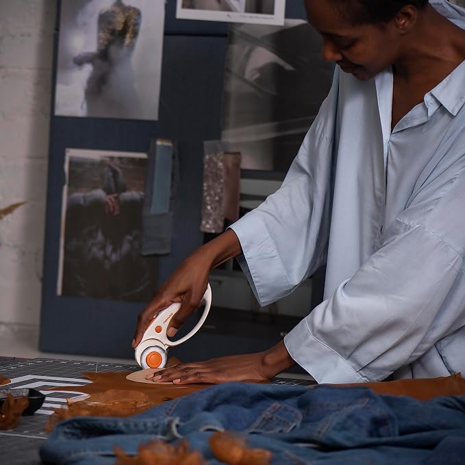 Fiskars 45mm Rotary Cutter for Fabric - Image 7